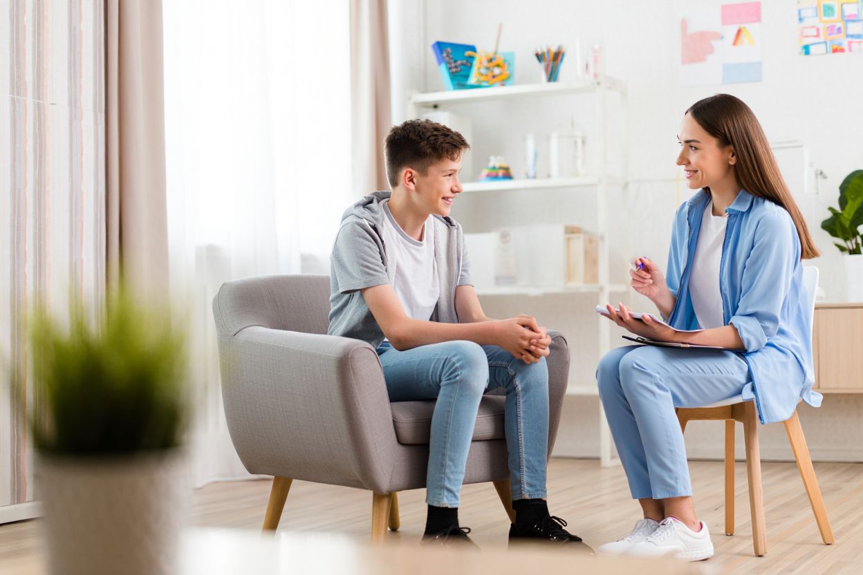 Врач и подросток на приёме